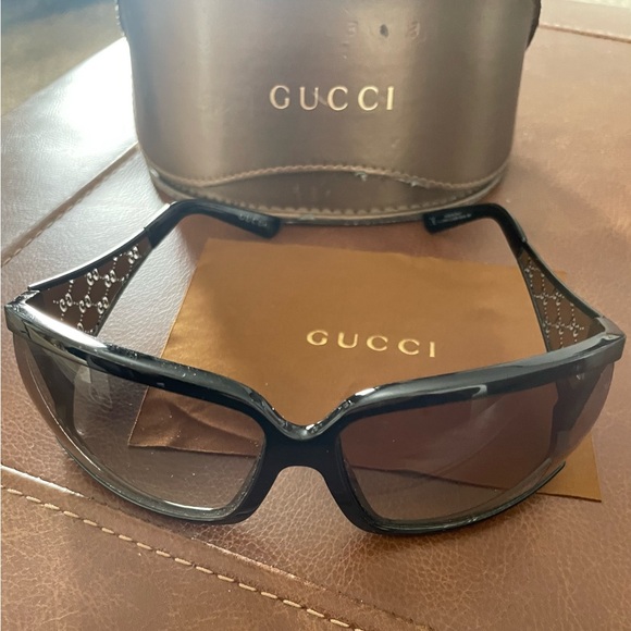 Gucci Black and Brown Sunglasses gently used. Valentine’s Day is coming.! ❤️🌹❤️